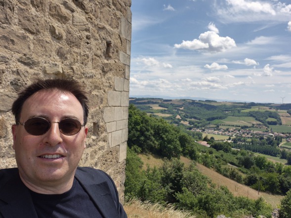 Récit littéraire sur la Tour d'Albon par un écrivain passionné. Berceau du Dauphiné, table d'orientation exceptionnelle et panorama 360° sur la Drôme des Collines. Exploration culturelle et historique.