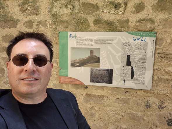 Récit littéraire sur la Tour d'Albon par un écrivain passionné. Berceau du Dauphiné, table d'orientation exceptionnelle et panorama 360° sur la Drôme des Collines. Exploration culturelle et historique.